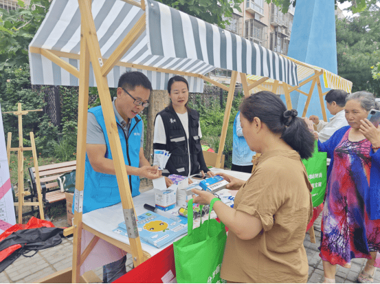 必赢体育app官方平台创城创卫进行时！大兴区黄村镇长丰园三区有序开展垃圾分类主题宣传活动(图1)