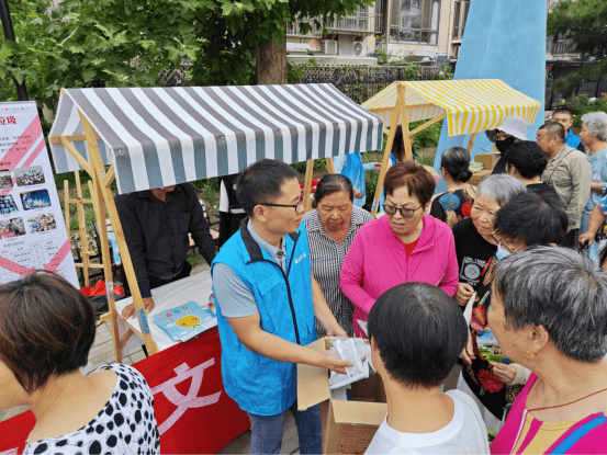 必赢体育app官方平台创城创卫进行时！大兴区黄村镇长丰园三区有序开展垃圾分类主题宣传活动(图3)