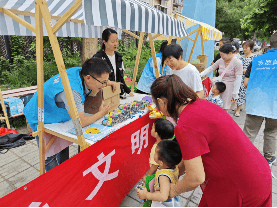 必赢体育app官方平台创城创卫进行时！大兴区黄村镇长丰园三区有序开展垃圾分类主题宣传活动(图4)