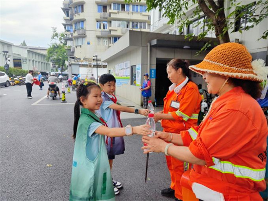 杭州北必赢体育官网网站首页山街道举办“绿意润童心 筑梦向未来”垃圾分类系列宣传活动(图5)